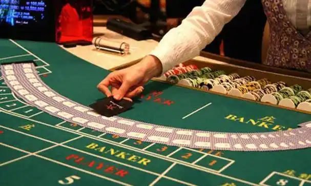Android smartphone displaying slot games on Heibaji mobile platform